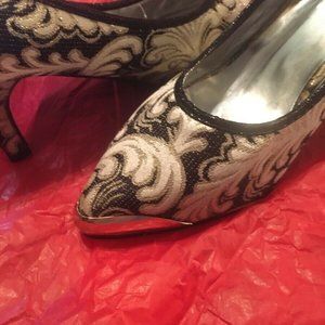 SHOES SIZE 9 HEELS GOLD TONE TIPS BEAUTIFUL HEEL